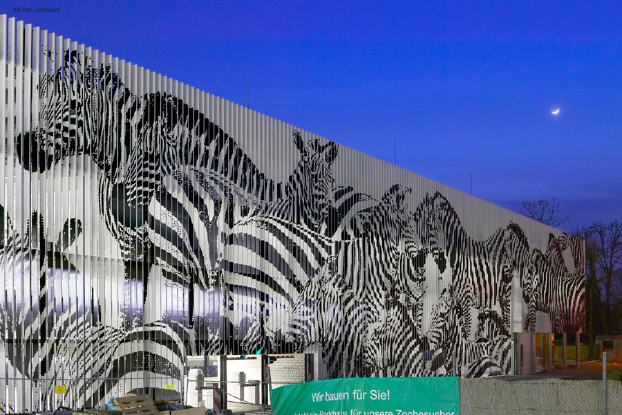 Lamellenfassade mit Zebra Motiv