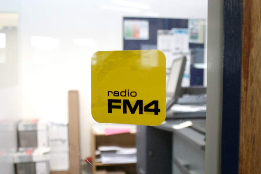 Hinterglasaufkleber von FM4